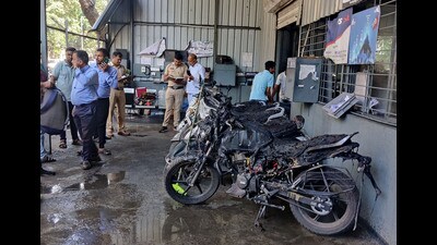 Police conduct panchnama at the service centre on Sinhagad Road on Thursday. (Rahul Raut/HT PHOTO)