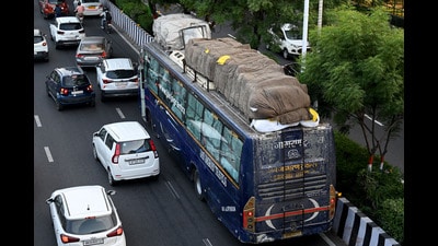 Private buses during peak hours often disrupt traffic on the Noida-Greater Noida Expressway as most buses run through Noida while coming from Delhi. (Sunil Ghosh/HT Photo)