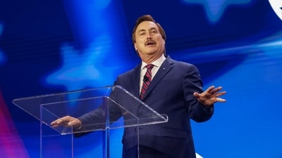 Mike Lindell, chief executive officer of My Pillow Inc., speaks at the Turning Point Action conference in West Palm Beach, Florida, US, He faces attorney exodus over outstanding 'million-dollar' bills photographer: Eva Marie Uzcategui/Bloomberg (Bloomberg) Mike Lindell, chief executive officer of My Pillow Inc., speaks at the Turning Point Action conference in West Palm Beach, Florida, US, He faces attorney exodus over outstanding 'million-dollar' bills photographer: Eva Marie Uzcategui/Bloomberg (Bloomberg)