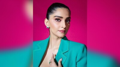 With the help of celebrity makeup artist Mallika Bhat, Sonam got decked up in nude eyeshadow, mascaraed lashes, winged eyeliner, darkened eyebrows, contoured cheeks and a shade of blush pink lipstick. (Instagram/@sonamkapoor) With the help of celebrity makeup artist Mallika Bhat, Sonam got decked up in nude eyeshadow, mascaraed lashes, winged eyeliner, darkened eyebrows, contoured cheeks and a shade of blush pink lipstick. (Instagram/@sonamkapoor)