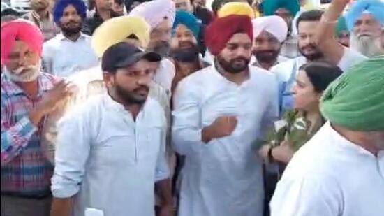 Aam Aadmi Party workers were trying to force their way through barricades to ‘gherao’ the office of Punjab Bharatiya Janata Party here in protest against the arrest of party leader Sanjay Singh. (HT Photo)