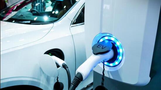 Under the policy, Chandigarh administration plans to gradually stop registering fuel-run vehicles to dissuade people from buying vehicles that cause pollution. (iStock)