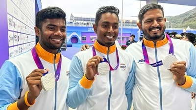 Indian men’s recurve team comprising of Atanu Das, Dhiraj Bommadevara and Tushar Shelke won a silver medal in the team event at the ongoing Asian Games held in Hangzhou, China (Narendra Modi Twitter) Indian men’s recurve team comprising of Atanu Das, Dhiraj Bommadevara and Tushar Shelke won a silver medal in the team event at the ongoing Asian Games held in Hangzhou, China (Narendra Modi Twitter)