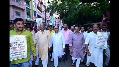 Congress activists led by UP Congress chief Ajay Rai (in centre) taking out a march in Varanasi on October 6. (HT photo)