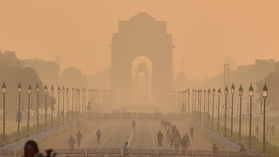 Experts warned that the situation is likely to aggravate with the onset of winter and an increase in burning of paddy in the agrarian states of Punjab and Haryana. (HT Archive) Experts warned that the situation is likely to aggravate with the onset of winter and an increase in burning of paddy in the agrarian states of Punjab and Haryana. (HT Archive)