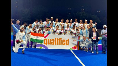 Indian men's hockey team players pose for a photo showing their gold medals after beating Japan 5-1 in the men's hockey final match in the Asian Games 2023 in Hangzhou on Friday. (ANI) Indian men's hockey team players pose for a photo showing their gold medals after beating Japan 5-1 in the men's hockey final match in the Asian Games 2023 in Hangzhou on Friday. (ANI)