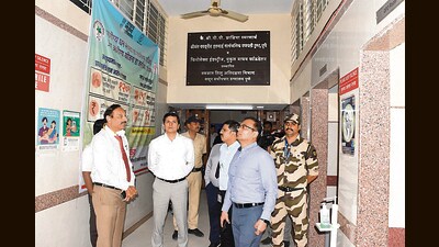 Pune divisional commissioner, Saurabh Rao and district collector Rajesh Deshmukh on Friday conducted a surprise visit to the Sassoon General Hospital on Friday. (HT PHOTO) Pune divisional commissioner, Saurabh Rao and district collector Rajesh Deshmukh on Friday conducted a surprise visit to the Sassoon General Hospital on Friday. (HT PHOTO)