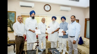 Shiromani Akali Dal (SAD) delegation led by party chief Sukhbir Singh Badal meets Punjab governor Banwarilal Purohit on the Sutlej-Yamuna Link (SYL) canal issue in Raj Bhawan in Chandigarh on Friday. (ANI) Shiromani Akali Dal (SAD) delegation led by party chief Sukhbir Singh Badal meets Punjab governor Banwarilal Purohit on the Sutlej-Yamuna Link (SYL) canal issue in Raj Bhawan in Chandigarh on Friday. (ANI)