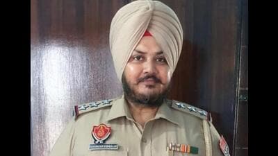 The Punjab vigilance bureau on Friday caught inspector Gurwinder Singh Bhullar, who is posted as the station house officer of Dharamkot police station in Moga district, red-handed while he was allegedly accepting a bribe of  ₹10,000. (HT file photo)