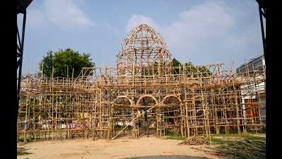 The puja pandal in the works. (Deepak Gupta/ht)