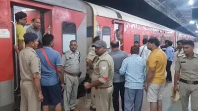 The scene at the Jhansi railway station where a drunk Delhi man on the UP Sampark Kranti Express was handed over to the police The scene at the Jhansi railway station where a drunk Delhi man on the UP Sampark Kranti Express was handed over to the police