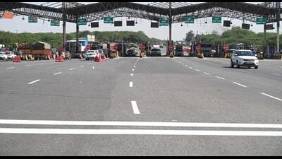 The traffic police on Friday painted white strips on both sides of the Gurugram-Faridabad toll plaza, at a distance of 50 metres from the boom barriers. (Parveen Kumar/HT Photo) The traffic police on Friday painted white strips on both sides of the Gurugram-Faridabad toll plaza, at a distance of 50 metres from the boom barriers. (Parveen Kumar/HT Photo)