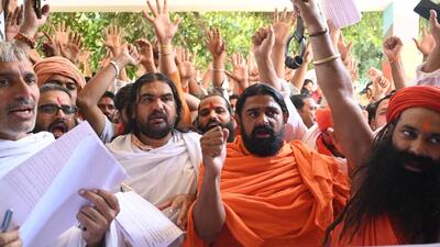 Various Hindu outfits protested outside the office of the deputy commissioner of Gurugram on Friday, demanding the release of Monu Manesar and other jailed cow vigilantes (Parveen Kumar/HT Photo) Various Hindu outfits protested outside the office of the deputy commissioner of Gurugram on Friday, demanding the release of Monu Manesar and other jailed cow vigilantes (Parveen Kumar/HT Photo)