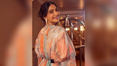 with the help of hair stylist Hiral Bhatia, Sonam styled her luch locks into soft curls and tied them into a messy bun in middle partition that beautifully complemented her glamorous look. (Instagram/@sonamkapoor) with the help of hair stylist Hiral Bhatia, Sonam styled her luch locks into soft curls and tied them into a messy bun in middle partition that beautifully complemented her glamorous look. (Instagram/@sonamkapoor)