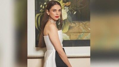With the help of make-up artist Elton J Fernandez, Aditi got decked up in nude eye shadow, mascaraed lashes, contoured cheeks and a shade of bright red lipstick. (Instagram/@aditiraohydari) With the help of make-up artist Elton J Fernandez, Aditi got decked up in nude eye shadow, mascaraed lashes, contoured cheeks and a shade of bright red lipstick. (Instagram/@aditiraohydari)