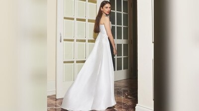 Assisted by celebrity fashion stylist Sanam Ratansi, Aditi styled her look with a sleek diamond necklace, pearl earrings and a pair of black strappy heels. With the middle parted open hair, she looked stunning. (Instagram/@aditiraohydari) Assisted by celebrity fashion stylist Sanam Ratansi, Aditi styled her look with a sleek diamond necklace, pearl earrings and a pair of black strappy heels. With the middle parted open hair, she looked stunning. (Instagram/@aditiraohydari)