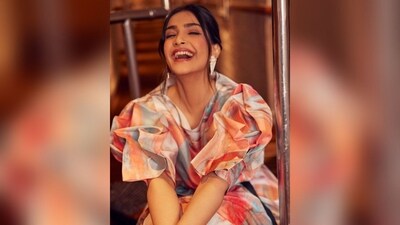 Assisted by makeup artist Savleen Kair Manchanda, Sonam got decked up in nude eyeshadow, mascara-coated lashes, contoured cheeks and a shade of glossy pink liptick. (Instagram/@sonamkapoor) Assisted by makeup artist Savleen Kair Manchanda, Sonam got decked up in nude eyeshadow, mascara-coated lashes, contoured cheeks and a shade of glossy pink liptick. (Instagram/@sonamkapoor)