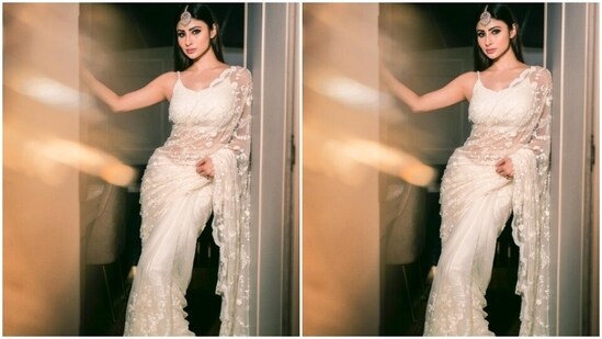 Assisted by makeup artist Mukesh Patil, Mouni decked up in nude eyeshadow, black eyeliner, black kohl, mascara-laden eyelashes, drawn eyebrows, contoured cheeks and a shade of nude lipstick.&nbsp;(Instagram/@imouniroy)