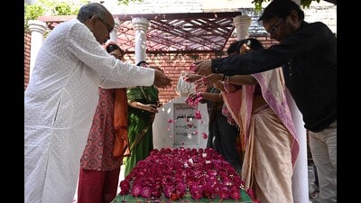 A team from Bhatkhande music university offering floral tributes at Begum Akhtar’s grave in Lucknow on Saturday. (Deepak Gupta/HT) A team from Bhatkhande music university offering floral tributes at Begum Akhtar’s grave in Lucknow on Saturday. (Deepak Gupta/HT)