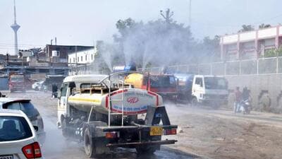 An MCD tanker sprinkles water in Delhi on Saturday. (HT Photo) An MCD tanker sprinkles water in Delhi on Saturday. (HT Photo)