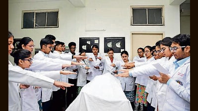 MBBS first year students at CMCH, Ludhiana, taking the cadaveric oath. (ht photo)