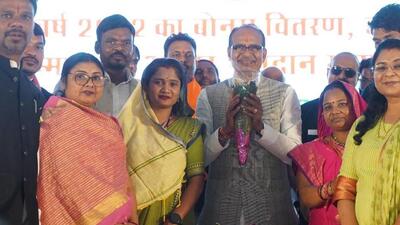 MP CM Shivraj Singh Chouhan on Friday participated in the program organized in Dindori district and inaugurated various development (Twitter/@ChouhanShivraj) MP CM Shivraj Singh Chouhan on Friday participated in the program organized in Dindori district and inaugurated various development (Twitter/@ChouhanShivraj)