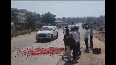 On Saturday morning, farmers waved black flags at the minister to bring his attention to declining produce prices. (HT PHOTO) On Saturday morning, farmers waved black flags at the minister to bring his attention to declining produce prices. (HT PHOTO)