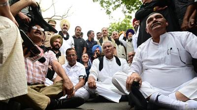 Punjab BJP activists, led by state unit chief Sunil Jakhar (centre), protesting against the Bhagwant Mann-led Aam Aadmi Party government in Chandigarh on Friday. (Ravi Kumar/HT) Punjab BJP activists, led by state unit chief Sunil Jakhar (centre), protesting against the Bhagwant Mann-led Aam Aadmi Party government in Chandigarh on Friday. (Ravi Kumar/HT)