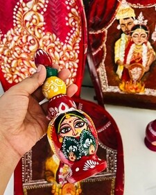 This sindoordaani, crafted by artisans from West Bengal, is among the many treasures available at this expo. This sindoordaani, crafted by artisans from West Bengal, is among the many treasures available at this expo.