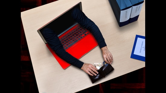 Chandigarh Police have launched a manhunt for the criminals, who targeted the 35-year-old constable by sending a link to her mobile phone. (Shutterstock)