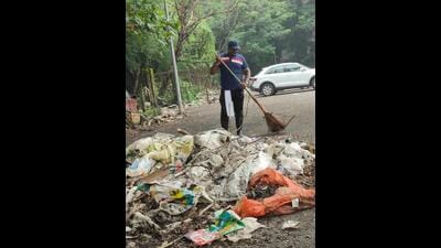 Sanpada resident’s Swacchata pledge, 8 hour toil to clean parking lot Sanpada resident’s Swacchata pledge, 8 hour toil to clean parking lot