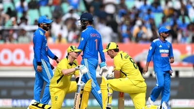 Australia's Steve Smith (2L) and Mitchell Marsh (2R) take a break as India's Virat Kohli (L) and KL Rahul (C) walk past during the third and final one-day international (ODI) cricket match between India and Australia (AFP)