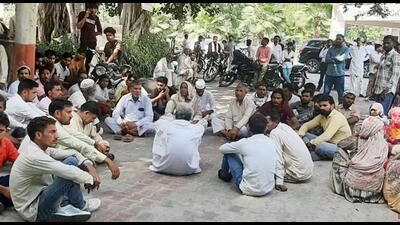 Family members of workers found dead in chemical tank at Panipat textile unit stage a protest outside the factory on Sunday. (HT Photo) Family members of workers found dead in chemical tank at Panipat textile unit stage a protest outside the factory on Sunday. (HT Photo)