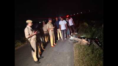 Police at site from where the prime accused was caught, in rural Firozabad (HT)