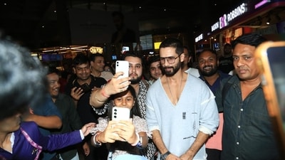 Shahid Kapoor poses for fans as they click selfies with him at the Mumbai airport. He returned from an event in Doha where he delivered quite a few dance performances on stage. Shahid Kapoor poses for fans as they click selfies with him at the Mumbai airport. He returned from an event in Doha where he delivered quite a few dance performances on stage. 