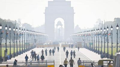 Smog in the early hours at Kartavya Path in New Delhi on Sunday. (Sanchit Khanna/HT Photo)