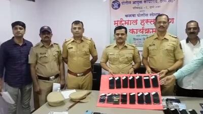 Thane, India - October,08, 2023:kalwa poilice recovering 55 mobile phones ,in Thane, in Mumbai, India, on, Sunday, October , 08, 2023. ( Praful Gangurde / HT Photo )