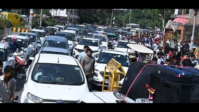 Traffic police and officers were deployed at crucial intersections and entry points. (HT Photo) Traffic police and officers were deployed at crucial intersections and entry points. (HT Photo)