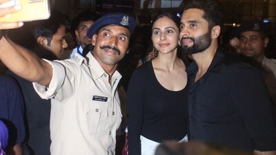 Rakul Preet Singh was joined by boyfriend and actor-turned-filmmaker Jackky Bhagnani. The couple posed for a selfie with a policeman at the airport. Rakul will now be seen in Indian 2, Ayalaan and Meri Patni Ka Remake. Rakul Preet Singh was joined by boyfriend and actor-turned-filmmaker Jackky Bhagnani. The couple posed for a selfie with a policeman at the airport. Rakul will now be seen in Indian 2, Ayalaan and Meri Patni Ka Remake. 