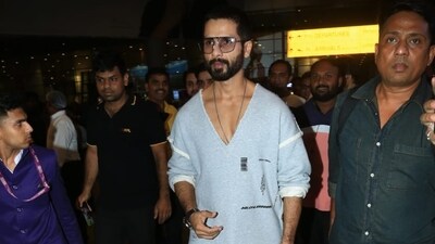 Shahid Kapoor was in grey casuals as he returned from Doha. He danced to his hit songs like Kaise Hua and Mauja Mauja at the Entertainer No 1 event. He will now be seen with Kriti Sanon in a yet-untitled film. Shahid Kapoor was in grey casuals as he returned from Doha. He danced to his hit songs like Kaise Hua and Mauja Mauja at the Entertainer No 1 event. He will now be seen with Kriti Sanon in a yet-untitled film. 