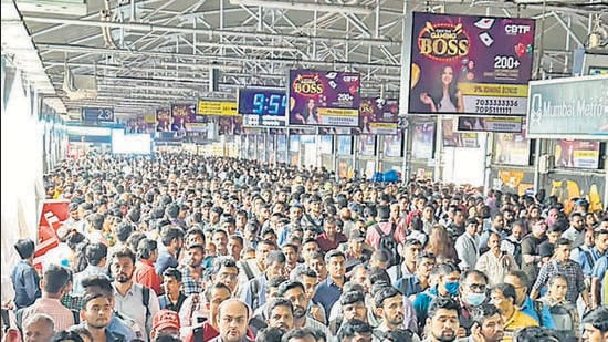 CR passes buck for Ghatkopar FOB crisis to Metro 1