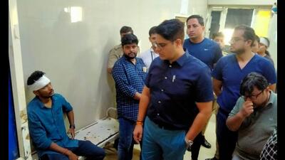 Agra district magistrate Bhanu Chandra Goswami talking to injured passengers at SN Medical College and Hospital. (HT photo)
