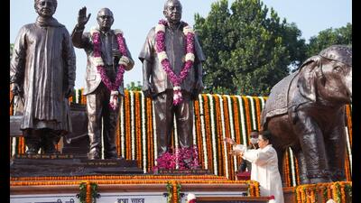 BSP chief Mayawati paying tribute to party founder Kanshi Ram on his death anniversary in Lucknow on October 9. (HT photo) BSP chief Mayawati paying tribute to party founder Kanshi Ram on his death anniversary in Lucknow on October 9. (HT photo)