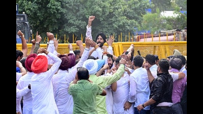 Congress workers marching towards the Punjab Raj Bhawan over the Sutlej Yamuna Link (SYL) canal issue in Chandigarh on Monday. (Ravi Kumar /HT) Congress workers marching towards the Punjab Raj Bhawan over the Sutlej Yamuna Link (SYL) canal issue in Chandigarh on Monday. (Ravi Kumar /HT)