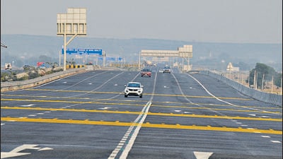 Currently, an average of 22,000 vehicles use the Delhi-Mumbai Expressway and the number is rising gradually, said the highway authority. (Parveen Kumar/HT Photo) Currently, an average of 22,000 vehicles use the Delhi-Mumbai Expressway and the number is rising gradually, said the highway authority. (Parveen Kumar/HT Photo)