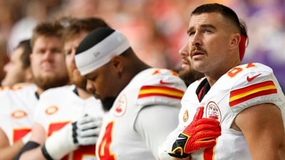 MINNEAPOLIS, MINNESOTA - OCTOBER 08: Travis Kelce #87 of the Kansas City Chiefs looks on prior to a game against the Minnesota Vikings at U.S. Bank Stadium on October 08, 2023 in Minneapolis, Minnesota. David Berding/Getty Images/AFP (Photo by David Berding / GETTY IMAGES NORTH AMERICA / Getty Images via AFP) (Getty Images via AFP) MINNEAPOLIS, MINNESOTA - OCTOBER 08: Travis Kelce #87 of the Kansas City Chiefs looks on prior to a game against the Minnesota Vikings at U.S. Bank Stadium on October 08, 2023 in Minneapolis, Minnesota. David Berding/Getty Images/AFP (Photo by David Berding / GETTY IMAGES NORTH AMERICA / Getty Images via AFP) (Getty Images via AFP)