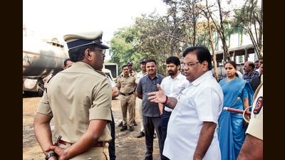 Health minister Tanaji Sawant visited the site of the Sunday night fire incident at Tathawade on Monday morning. (HT PHOTO) Health minister Tanaji Sawant visited the site of the Sunday night fire incident at Tathawade on Monday morning. (HT PHOTO)