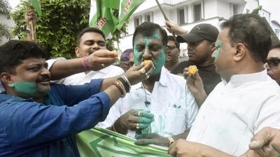 JD-U workers and supporters celebrate Bihar caste survey report at party office in Patna on Wednesday. (HT photo) JD-U workers and supporters celebrate Bihar caste survey report at party office in Patna on Wednesday. (HT photo)