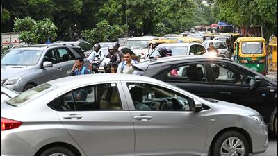 The busy Press Enclave Marg, which connects Sri Aurobindo Marg and Lal Bahadur Shastri Marg, has been a traffic mess for years, struggling to contend with the sheer volume of traffic on the narrow 3.7km stretch. (Vipin Kumar/HT Photo) The busy Press Enclave Marg, which connects Sri Aurobindo Marg and Lal Bahadur Shastri Marg, has been a traffic mess for years, struggling to contend with the sheer volume of traffic on the narrow 3.7km stretch. (Vipin Kumar/HT Photo)