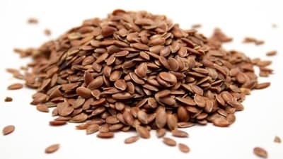 Estrogen regulation: Flaxseeds contain both estrogenic and antiestrogenic effects. They can bind to estrogen receptors and either mimic or block the actions of natural estrogen in the body, depending on the circumstances. This can help regulate estrogen levels. (Freepik) Estrogen regulation: Flaxseeds contain both estrogenic and antiestrogenic effects. They can bind to estrogen receptors and either mimic or block the actions of natural estrogen in the body, depending on the circumstances. This can help regulate estrogen levels. (Freepik)